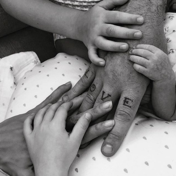 "Мы невероятно счастливы": певец Робби Уильямс вновь стал отцом