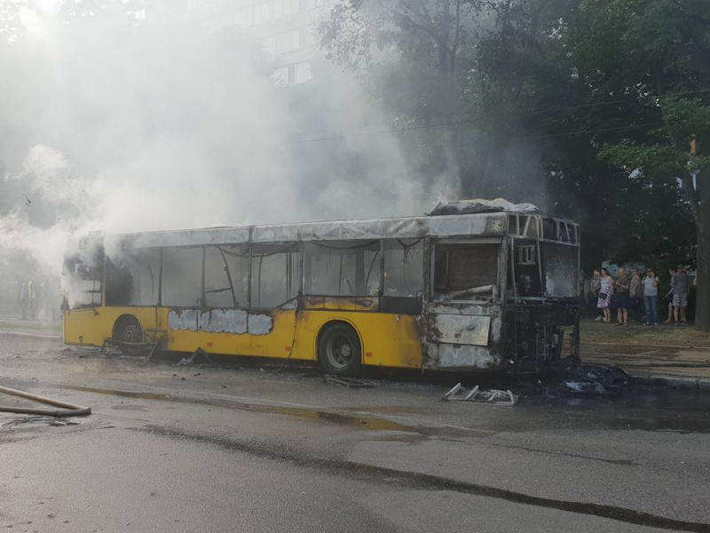 В центре Киева на ходу загорелся автобус (фото, видео)