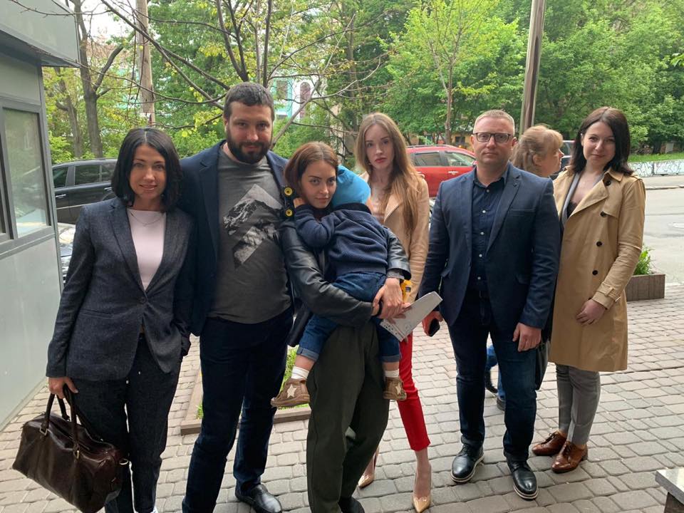 Дитину майже два тижні тримали в посольстві: продовження скандалу