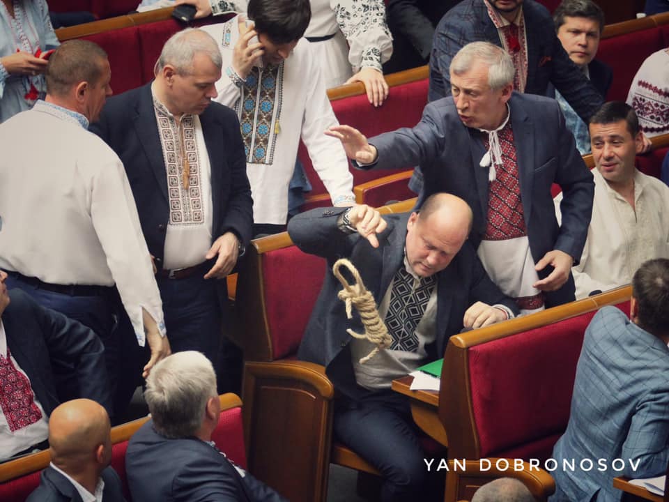 Цирк юродивих: в Раді у нардепа кинули петлю для шибениці (фото)