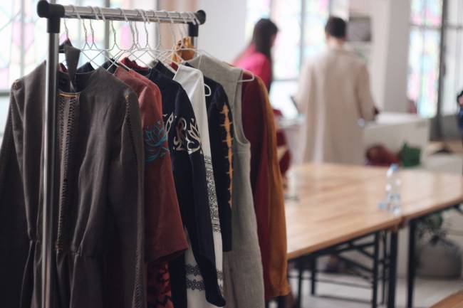 Осознанная мода: в Киеве учились шить ковры и сдавали одежду на благотворительность