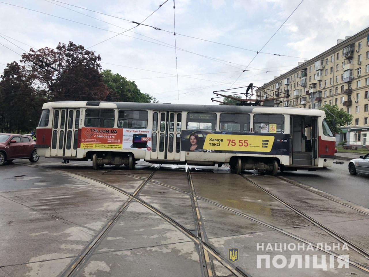 В Харькове трамвай сошел с рельсов и врезался в авто с ребенком (фото)