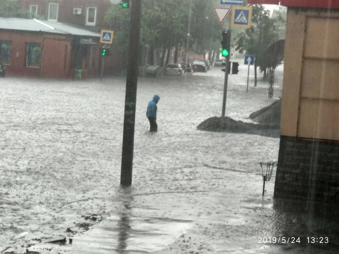 Люди ходили по коліно у воді: Харків затопило і засипало градом. Відео