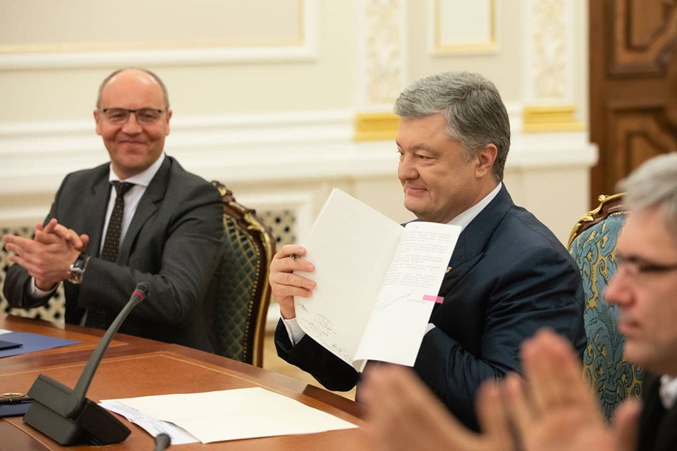 Это святое: реакция сети на подписание Порошенко "языкового закона"