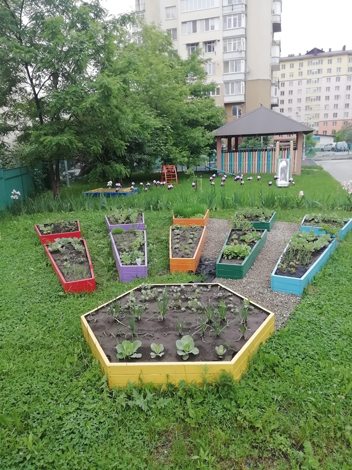 Дитячий садок в Івано-Франківську прикрасили "гробами" (фото)