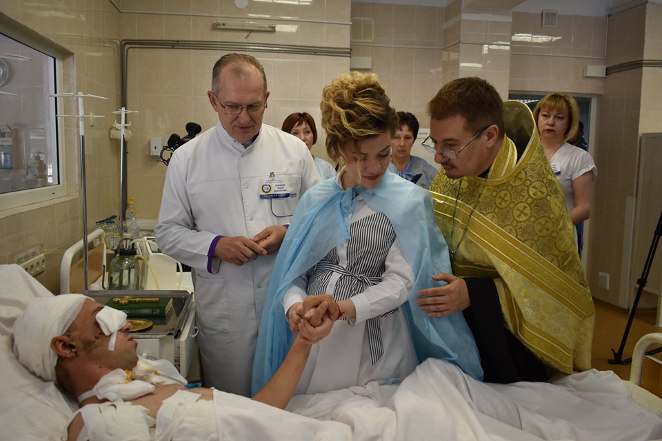 Весілля в реанімації: тяжко поранений воїн ЗСУ одружився прямо в палаті (фото)