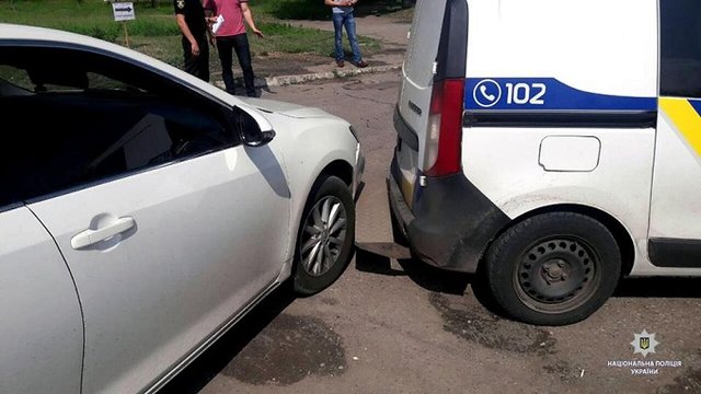 Невдала втеча: під Харковом нахабна дівчина протаранила авто поліції (фото)