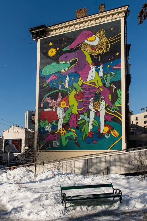 У Києві фасад будинку оздобили мозаїкою з величезним фіолетовим динозавром