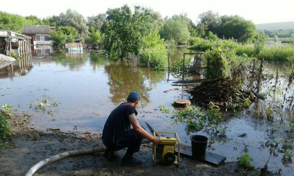 Людей эвакуируют: от небывалого наводнения пострадала Одесская область (видео)