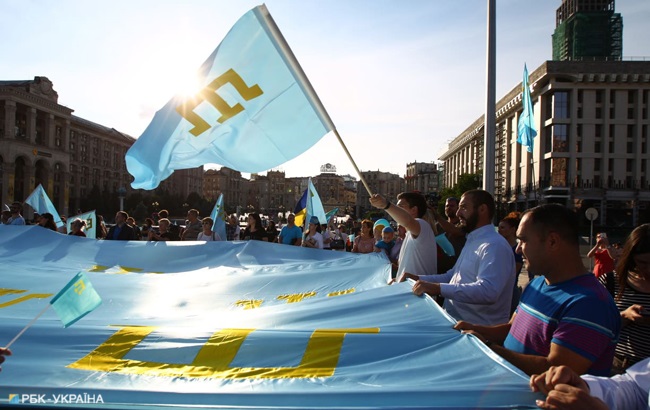 День крымскотатарского флага: как прошло ежегодное шествие (фоторепортаж)