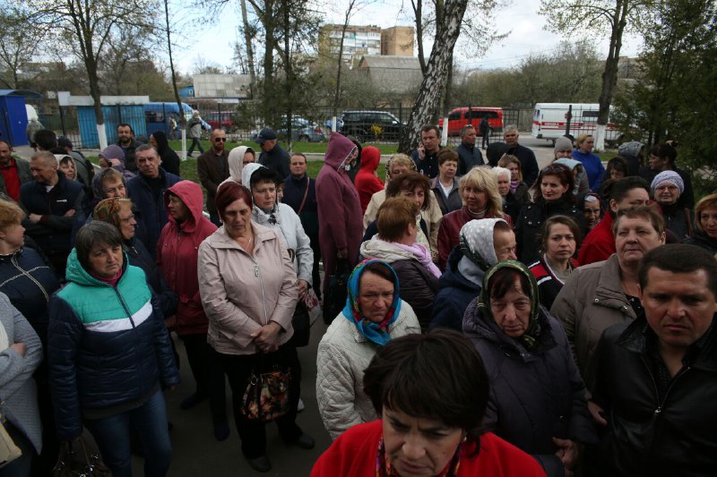 Под Киевом местные жители заблокировали главврача в кабинете, требуя его увольнения