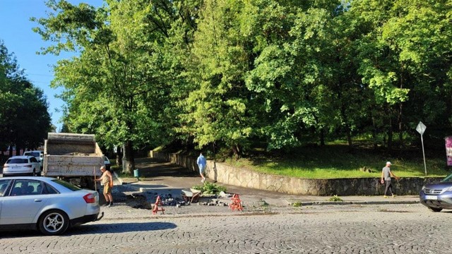 У Кам'янець-Подільському пронісся ураган: зносив дахи і валив дерева (фото)