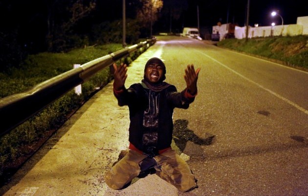 В Испанию через колючий забор прорвались сотни мигрантов