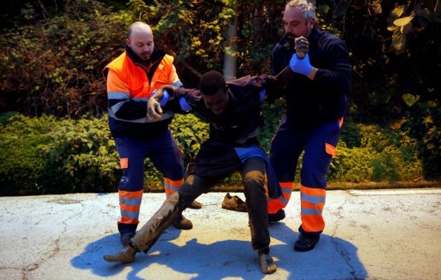 В Испанию через колючий забор прорвались сотни мигрантов