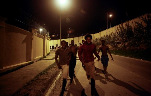 В Испанию через колючий забор прорвались сотни мигрантов