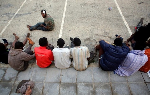 В Іспанії через колючий паркан прорвалися сотні мігрантів