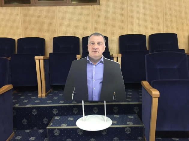 У Росії депутат замінив себе картонною копією на засіданні парламенту