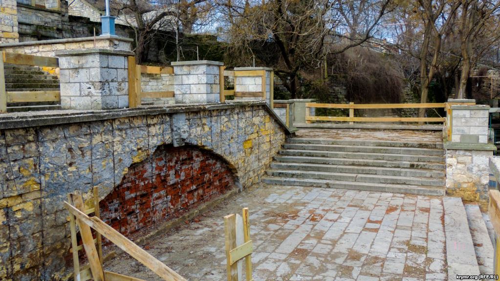 "Камни заменили досками": в Крыму разрушают историческую лестницу