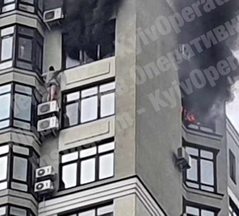 Пожар в новом ЖК Киева закончился трагедией: припаркованные авто не давали пожарным подъехать