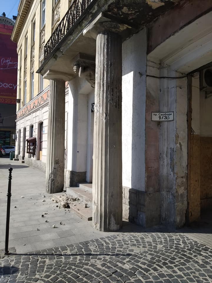 У центрі Львова поруч з жінкою впала бетонна конструкція