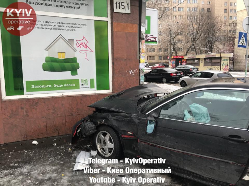 "Хотели без очереди": в Киеве возмутились водителем, который въехал в отделение банка (фото)