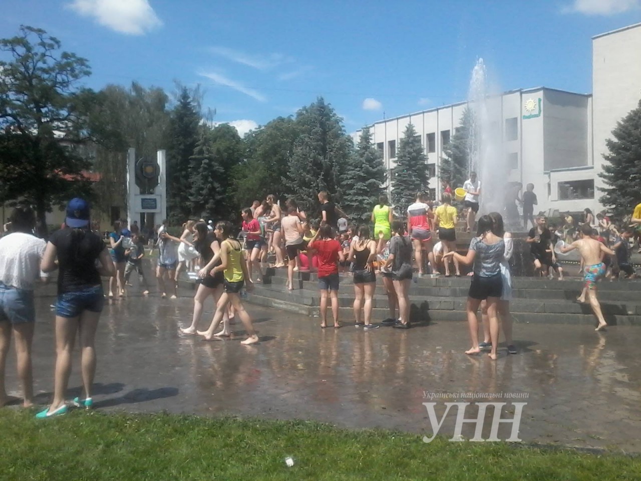 Дети купаются в фонтанах в Хмельницком