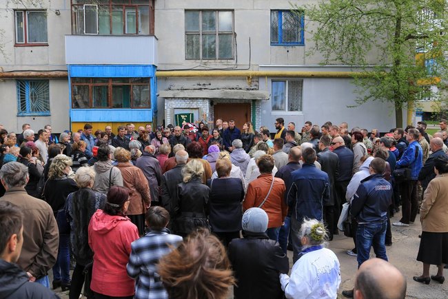 У Лисичанську провели в останню путь бійця АТО (фото)