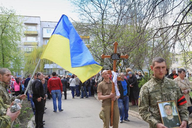 У Лисичанську провели в останню путь бійця АТО (фото)