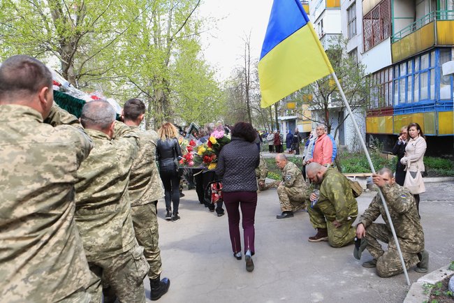 У Лисичанську провели в останню путь бійця АТО (фото)