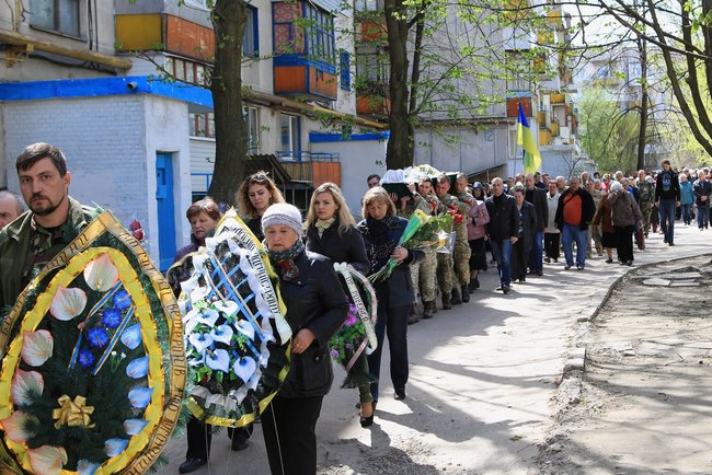 У Лисичанську провели в останню путь бійця АТО (фото)