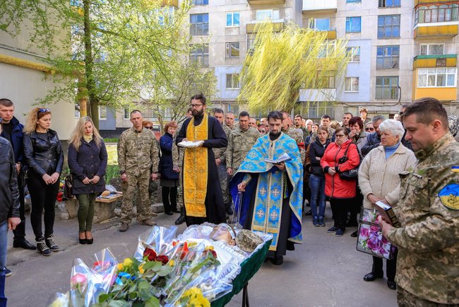 У Лисичанську провели в останню путь бійця АТО (фото)