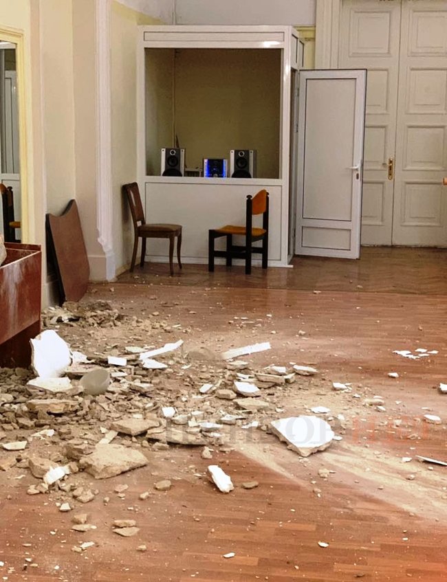 У залі займалися діти: в Будинку вчителя обвалилася стеля