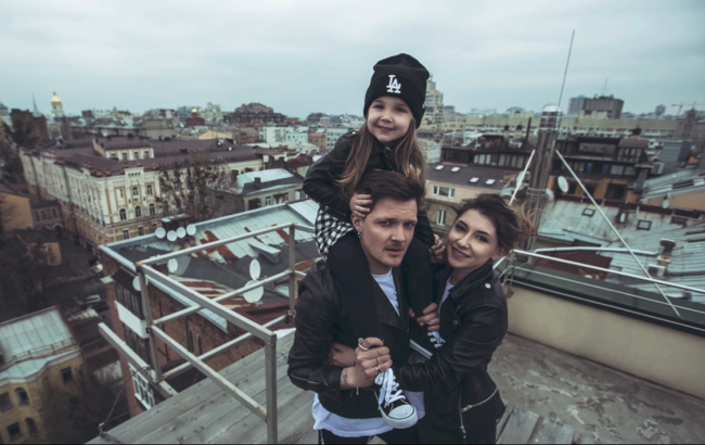 Лидер O.Torvald снялся в фотосессии с беременной женой и 3-летней дочкой