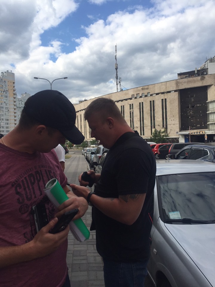 У Києві молоду сім'ю бандити викинули з квартири: поліція розводить руками