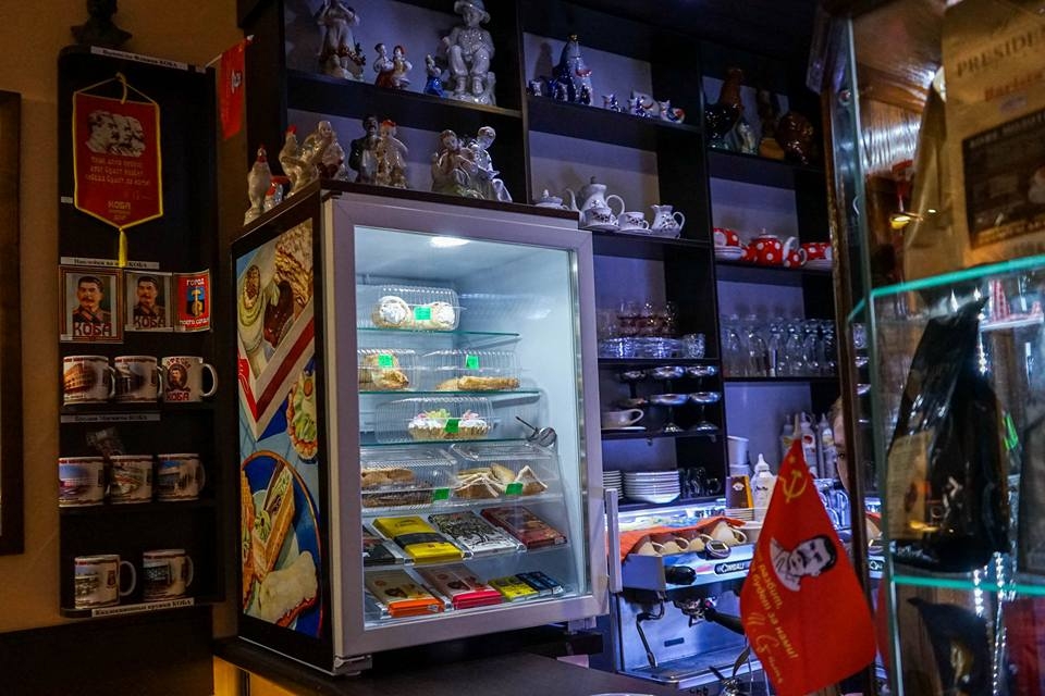 "Ріка життя Лаврентія та Ворошиловський стрілок": маревне меню "сталінського" кафе в Донецьку (фото)