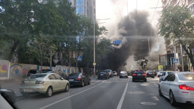 Пожежа у центрі Києва: рятувальників не пустили до палаючого ЖК (фото)