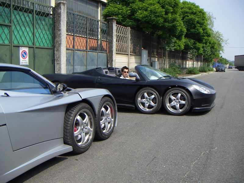 Італійське диво: шестиколісний суперкар, який здивував світ