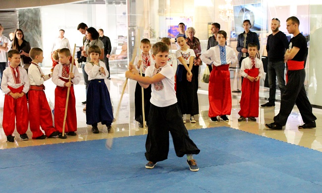 Бой мешками, воинственный гопак и бокс на фестивале День украинского супергероя