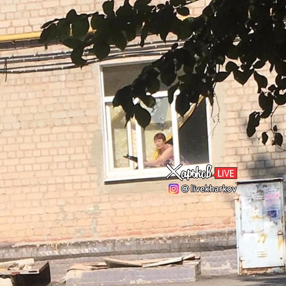 Хотіла заспокоїти дітей: у Харкові жінка дістала автомат Калашникова