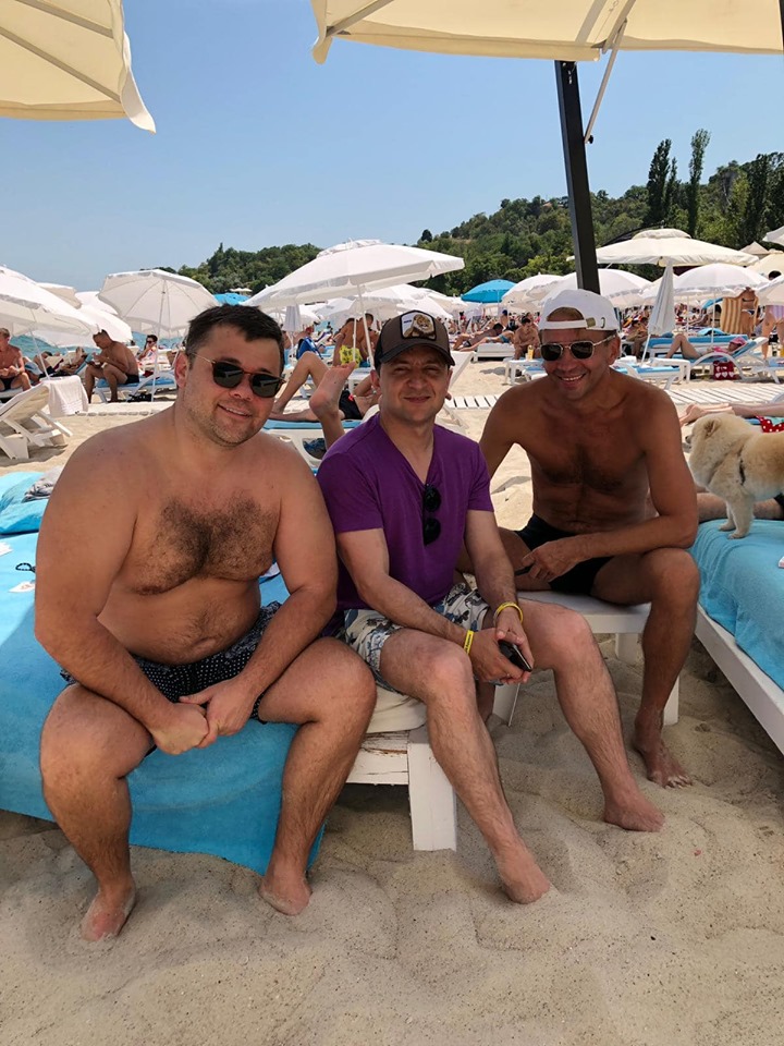 Зеленський в Одесі розсмішив мережу пляжним фото із собачкою