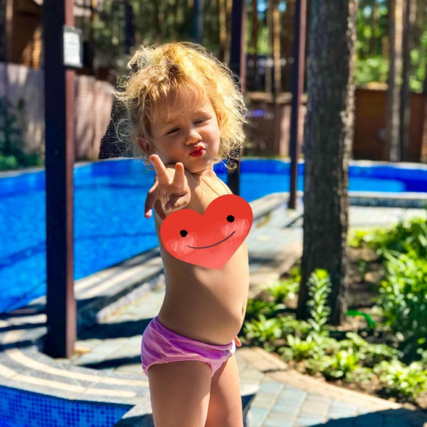 Идеальная фигура: Яна Соломко похвасталась фигурой в стильном купальнике