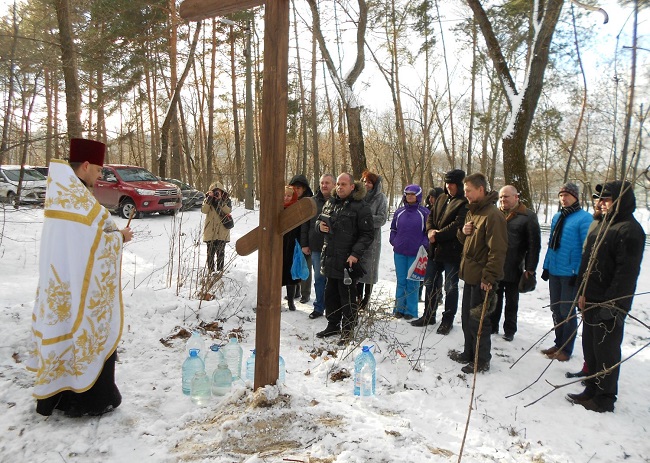 На месте храма и школы в 2016 году установили памятный крест