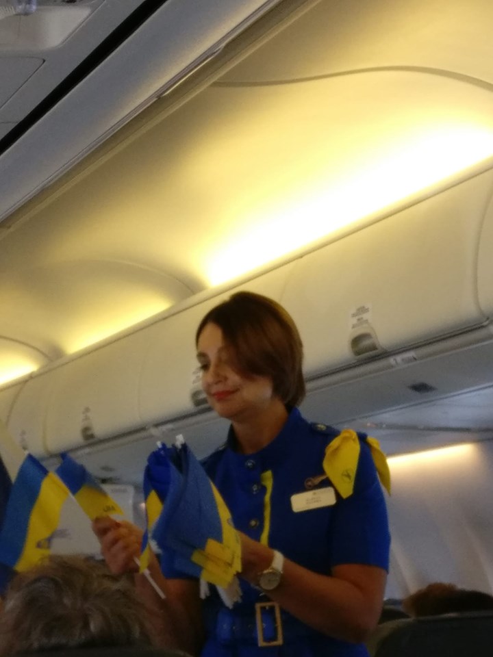 Зворушливо до сліз: бортпровідниця літака виконала в небі Гімн України (відео)