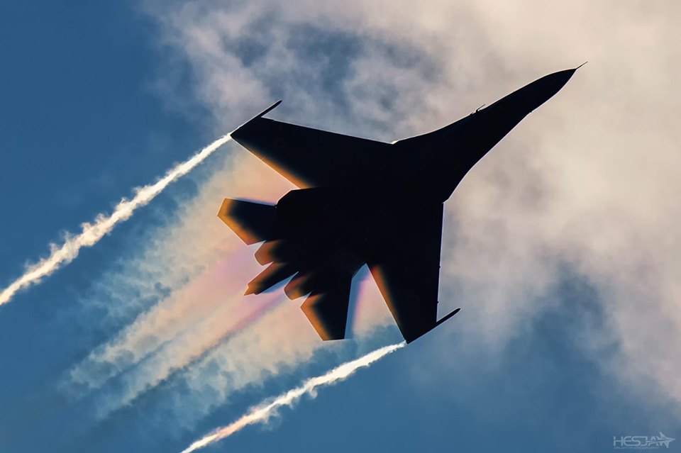 Вразив глядачів: український льотчик другий місяць поспіль стає кращим в світі (фото)