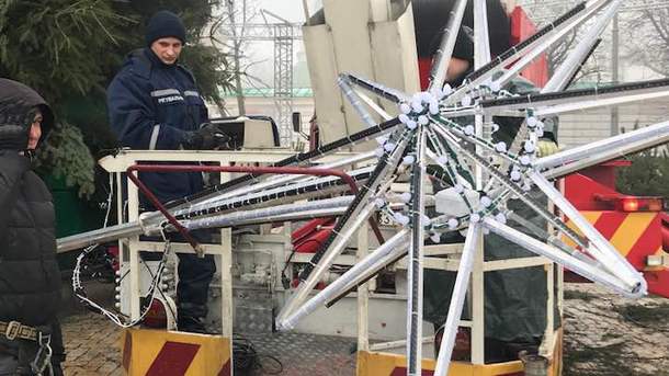 На главной елке Киева появилась незаменимая деталь