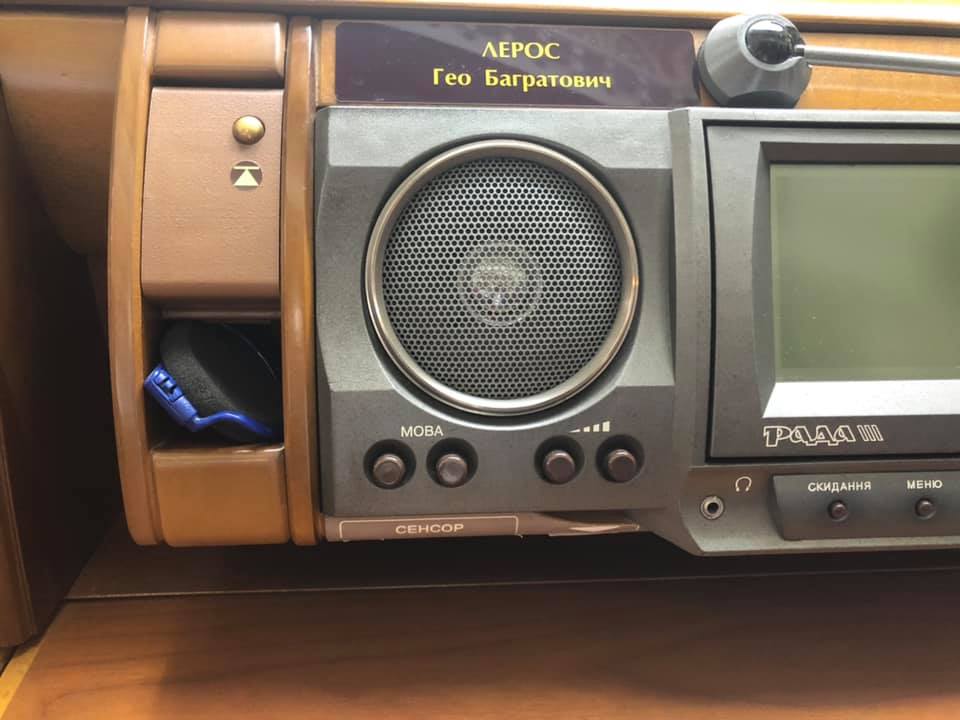 Перший день роботи Ради: історичні фото із залу і веселі селфі нардепів