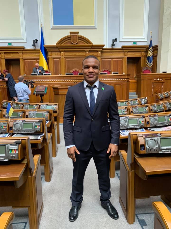 Перший день роботи Ради: історичні фото із залу і веселі селфі нардепів