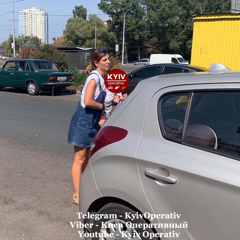 Дитина голосно плакала: в Києві жінка залишила малюка в авто на спеці (фото)