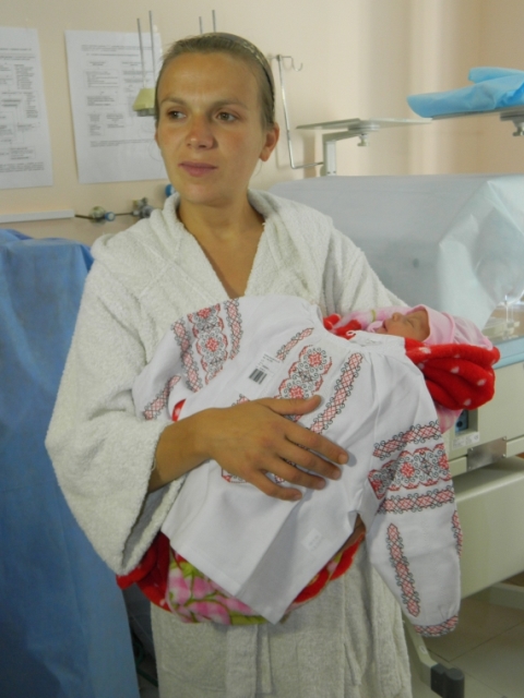 "Рожденные в рубашке": новорожденным украинцам подарили первые вышиванки