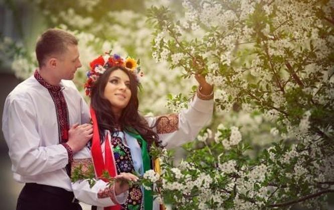 Фото: В День вышиванки принято одевать вышитую рубашку на работу или учебу (vk.com) День вышиванки в Украине